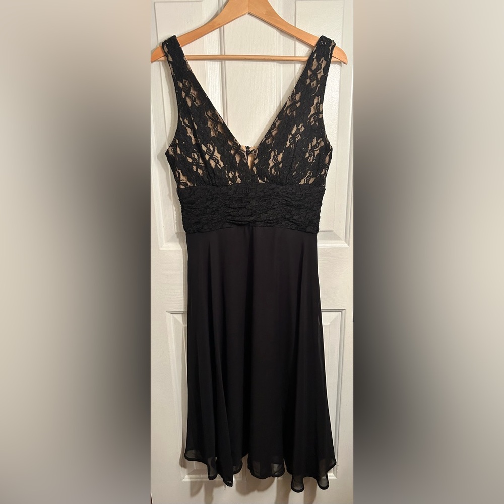 Elegant Flowy Black Lace Evening Dress